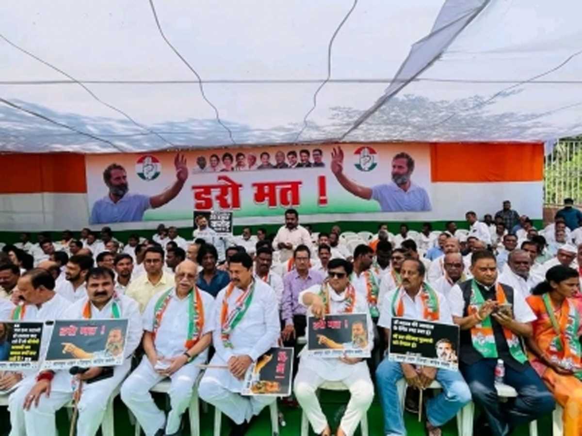 महाराष्ट्र कांग्रेस ने राहुल गांधी को अयोग्य ठहराए जाने के खिलाफ सभी जिलों में किया प्रदर्शन